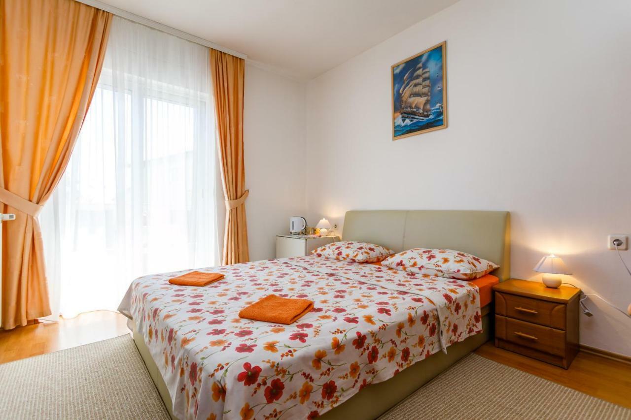 Holiday House Snjezana Krk Town Exterior photo